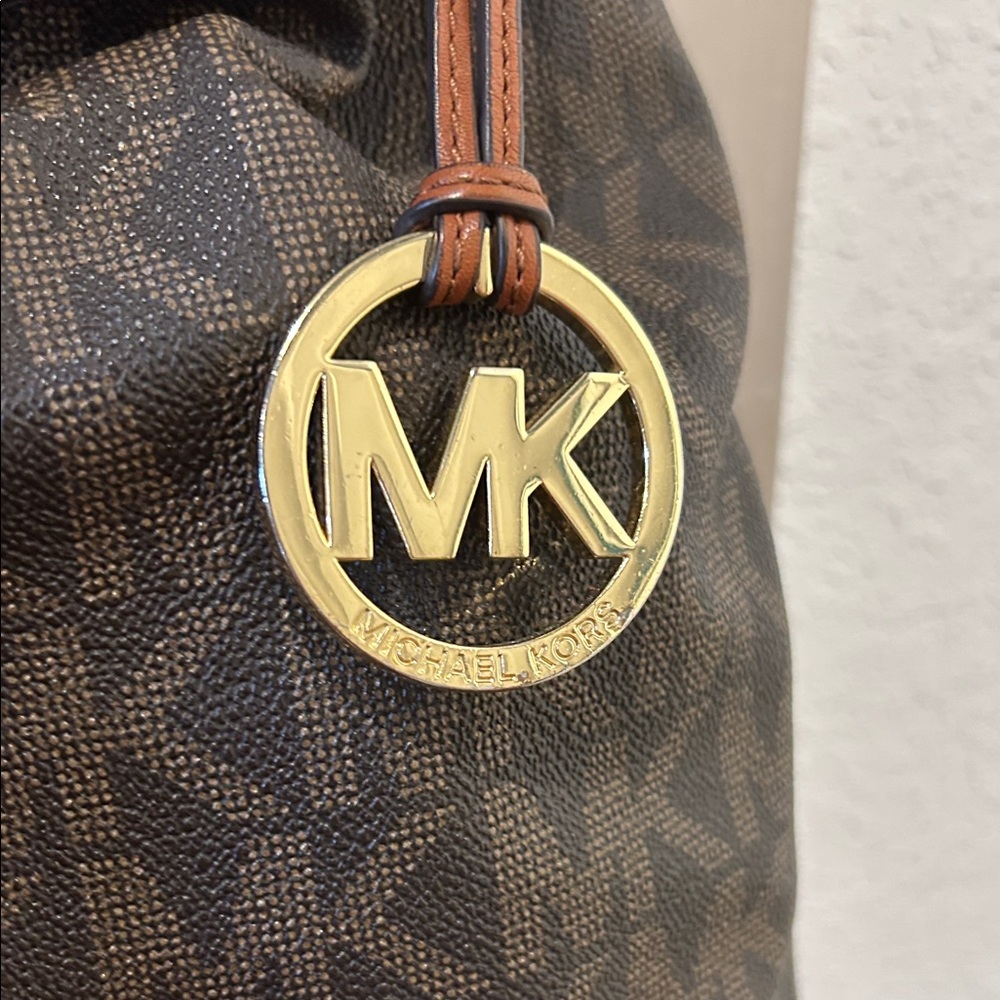 Michael Kors Frankie Drawstring Bucket Bag with gold hardware - Picture 3 of 10